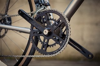 ... und dem ebenfalls elektronischen Shimano Di2 Umwerfer inklusive schicken Square Taper Road Kurbeln