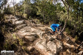 In hartem, ruppigem Gelände fühlt sich der französische Enduro-Bolide pudelwohl