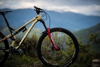 Das von uns getestete Team-Modell verfügt bereits über die neue RockShox Lyrik RC2-Federgabel mit DebonAir-Luftfeder und 170 mm Federweg Das von uns getestete Team-Modell verfügt bereits über die neue RockShox Lyrik RC2-Federgabel mit DebonAir-Luftfeder und 170 mm Federweg