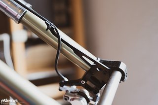Neu und die Garantie gegen eine Kollision von Bremsleitung und Bremsscheibe