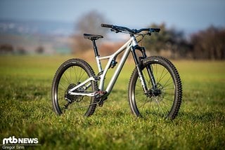 Das von uns getestete Specialized Stumpjumper Evo ist mit 29"-Laufrädern ausgestattet und verfügt über 150 mm Federweg an der Front und 140 mm am Heck