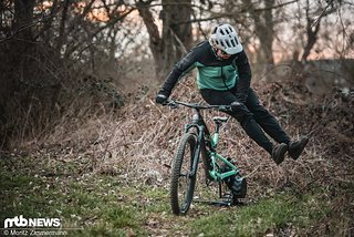 Durch Zwift wird man mit Sicherheit kein besserer Mountainbiker. Das Training von Fahrtechnik, Kraft im Oberkörper sowie Verständnis für die Sportart findet trotz Offroad-Features praktisch nicht statt Durch Zwift wird man mit Sicherheit kein besserer Mountainbiker. Das Training von Fahrtechnik, Kraft im Oberkörper sowie Verständnis für die Sportart findet trotz Offroad-Features praktisch nicht statt