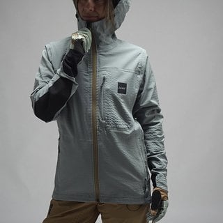 Die ThermaFlow 5.0 Jacke richtet sich an Fahrerinnen und kostet 199 € (UVP). Die ThermaFlow 5.0 Jacke richtet sich an Fahrerinnen und kostet 199 € (UVP).