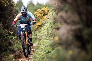 Achtung! Achtung! Ehemalige Cross Country-Pilotin hat in die Enduro-Fraktion gewechselt & übt sich im Draufgängertum!