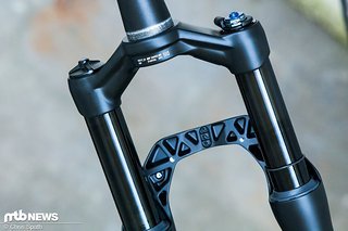 Die Gabelbrücke wanderte im Vergleich zu den älteren Race-Federgabelmodellen von DT Swiss an die Vorderseite Die Gabelbrücke wanderte im Vergleich zu den älteren Race-Federgabelmodellen von DT Swiss an die Vorderseite