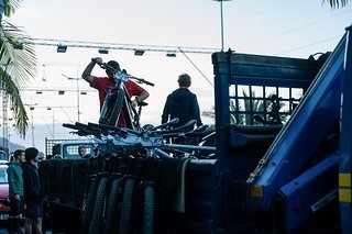 … und ein paar fleißige Hände, um die Bikes auf die Trucks zu laden.