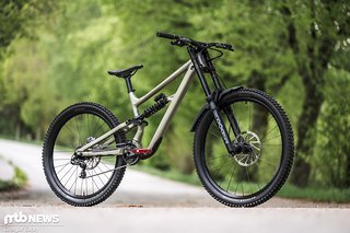 Das Specialized Status roll auf Mullet-Laufrädern und verfügt über 180 mm Federweg an der Front sowie 170 mm am Heck Das Specialized Status roll auf Mullet-Laufrädern und verfügt über 180 mm Federweg an der Front sowie 170 mm am Heck