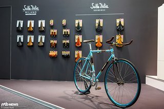 Selle Italia zeigte neben modernen Sätteln für Rennräder und Mountainbikes auch eine Ecke mit klassischen Sätteln und einem Traum von einem Rennrad