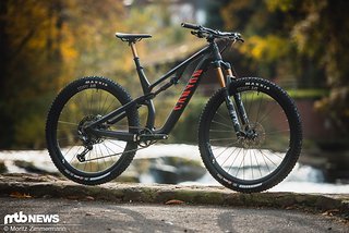 Wer auf der Suche nach einem edel ausgestatteten, leichten und schicken Tourenfully ist, für den dürfte das Canyon Neuron CF SLX eine interessante Wahl sein. Wer auf der Suche nach einem edel ausgestatteten, leichten und schicken Tourenfully ist, für den dürfte das Canyon Neuron CF SLX eine interessante Wahl sein.
