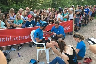 Der Boxenstopp um 21 Uhr war optimiert, um Zeit zu sparen. Nach 6 Stunden andauernder Belastung standen schnelle Regeneration und Nahrungsaufnahme im Vordergrund.