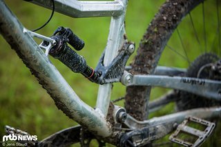 Am Heck verwaltet ein RockShox Super Deluxe Ultimate die 160 mm Federweg. Am Heck verwaltet ein RockShox Super Deluxe Ultimate die 160 mm Federweg.