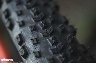 Für den Grip sorgen nicht nur die Stollen, sondern vor allem die Gummimischung. Hier setzt Pirelli auf den sogenannten Smart Grip-Compound Für den Grip sorgen nicht nur die Stollen, sondern vor allem die Gummimischung. Hier setzt Pirelli auf den sogenannten Smart Grip-Compound