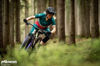 Jana trägt das Endura-Outfit bestehend aus dem Women's Singletrack Print-Jersey und der  passenden Women's Singletrack II-Shorts in Gr. S.