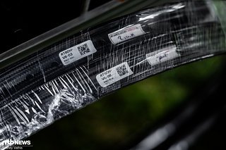Durch einen speziellen Aufbau sollen die Felgen selbst dann, wenn sie brechen sollten, die Luft im Reifen halten, sodass ein Rennlauf noch beendet werden kann.