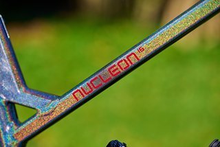 Eines der Highlights ist definitiv die geniale Rainbow Metallic-Lackierung