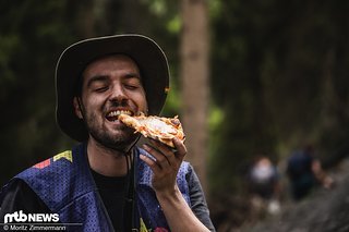 Kurzes Päuschen vorm Finale der Frauen und Gregor genießt seine Pizza Hawaii in La Thuile