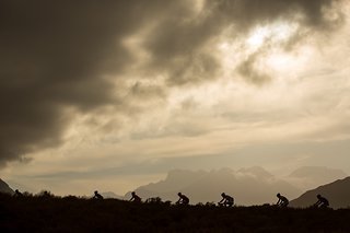 Uphill in die Wolken