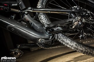 „Trail-Brain“ nennt sich die Einheit, die an der Innenseite der Sitzstrebe verbunden ist