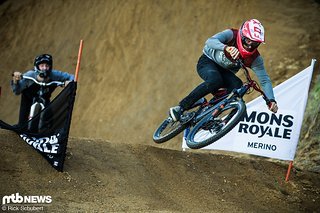 Bas van Steenberg im Racemode. Hinten kommt Joe Simpson nach einem überdrehten 360 ordentlich ins straucheln