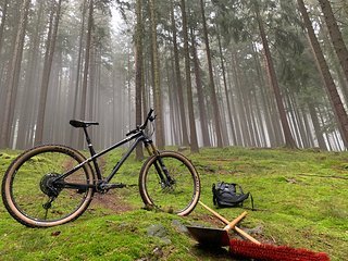 Sollte das Hardtail am Anfang einfach ein günstiges Spaßrad werden, hat Hanzz88 im Endeffekt doch alles Mögliche an tollen Teilen reingeballert Sollte das Hardtail am Anfang einfach ein günstiges Spaßrad werden, hat Hanzz88 im Endeffekt doch alles Mögliche an tollen Teilen reingeballert