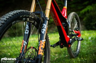 An der Front federt eine Fox Float 49 Factory-Federgabel An der Front federt eine Fox Float 49 Factory-Federgabel