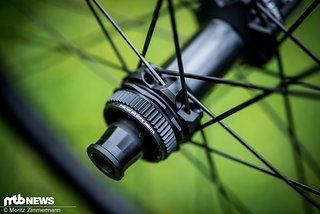 Standardmäßig kommen alle DT Swiss 1200 Spline-Laufräder mit einer Center Lock-Bremsscheibenaufnahme Standardmäßig kommen alle DT Swiss 1200 Spline-Laufräder mit einer Center Lock-Bremsscheibenaufnahme