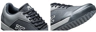 Um die Schnürsenkel im Zaum zu halten, ist ein flexibler Gummi-Strap vernäht. Um die Schnürsenkel im Zaum zu halten, ist ein flexibler Gummi-Strap vernäht.