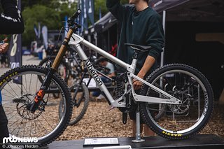 Noch ein paar Produkte gefällig? Aber gerne. Bei Atherton gibt's mit der S-Range jetzt auch Bikes aus Aluminium und die sehen sehr schick aus.