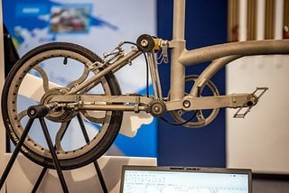 Außerdem wird das Fahrrad mit einer Kardanwelle angetrieben, die natürlich auch aus dem 3D-Drucker stammt.