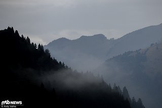 Heftiger Regen in den vergangenen Tagen verwandelte die Rennstrecke in Les Gets in eine Rutschpartie.