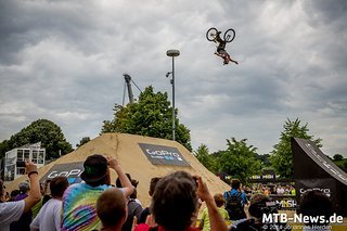 Sam Pilgrim mit seinem Tuck Nohand Flip Sam Pilgrim mit seinem Tuck Nohand Flip