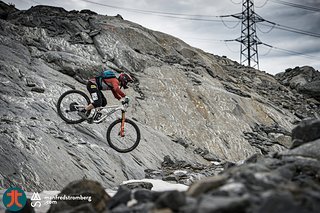 Steilabfahrt im Felsenmeer von Stage 7 Steilabfahrt im Felsenmeer von Stage 7
