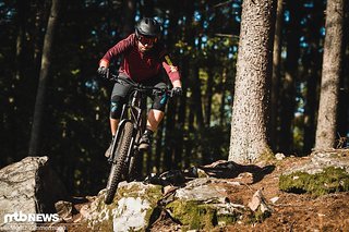 Bergab vermittelt der Giro Tyrant durch den großflächigen Schutz mehr Sicherheit als ein herkömmlicher Halbschalen-Helm. Für den Renn- oder Bike Park-Einsatz wird er aber aufgrund der gängigen Vorschriften oft keine Option sein Bergab vermittelt der Giro Tyrant durch den großflächigen Schutz mehr Sicherheit als ein herkömmlicher Halbschalen-Helm. Für den Renn- oder Bike Park-Einsatz wird er aber aufgrund der gängigen Vorschriften oft keine Option sein