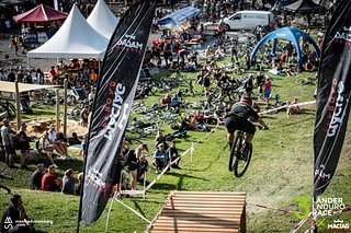 Vor zahlreichen Zuschauern ging es beim Prolog ins Ziel direkt in die Event-Area