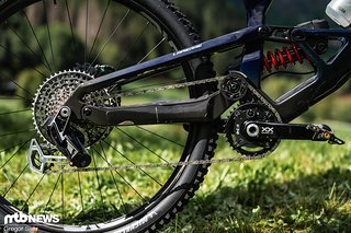 Die Teamkollegen von Louis Jeandel sind auf dem Lapierre Spicy-Enduro-Bike im High-Pivot-Setting unterwegs.