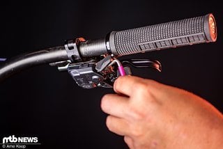 Der Shimano Schalthebel ist vielfältig einstellbar und hat hinsichtlich der Ergonomie die Nase ganz leicht vorn. Der Shimano Schalthebel ist vielfältig einstellbar und hat hinsichtlich der Ergonomie die Nase ganz leicht vorn.