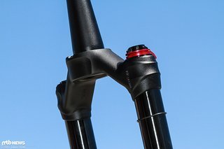 Voluminöse Krone, die hohl konstruiert ist Voluminöse Krone, die hohl konstruiert ist