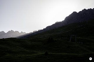 Vor genau einer Woche standen wir in den Pyrenäen, jetzt begrüßen uns die Schweizer Alpen im sanften Morgenlicht.