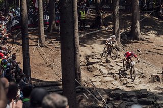 In Nove Mesto lieferten ich Annika Langvad(vorne) und Jolanda Neff ein packendes Kopf-an-Kopf-Duell - wer kann ihn die Phalanx der beiden einbrechen?