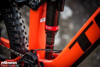 Der Name ist Indiz: Bei Treks Thru Shaft-System tritt der Dämpfungsschaft tatsächlich aus dem Dämpfer aus, was das lange Zwischenstück zwischen Kolbenstange und Dämpferauge erklärt Der Name ist Indiz: Bei Treks Thru Shaft-System tritt der Dämpfungsschaft tatsächlich aus dem Dämpfer aus, was das lange Zwischenstück zwischen Kolbenstange und Dämpferauge erklärt