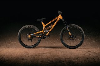 Das Commencal FRS von Brett Rheeder harmoniert farblich prächtig mit den Öhlins-Komponenten!