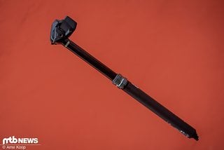 Die RockShox Reverb AXS wandert für 886 € über die Ladentheke und bietet als Gegenleistung einen Verstellweg von maximal 170 mm.