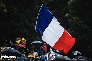 Bei den französischen Fahrern wurde die blau-weiß-rote Flagge besonders intensiv geschwenkt