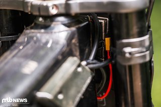 Die Elektronik versteckt sich hinter der Number Plate.