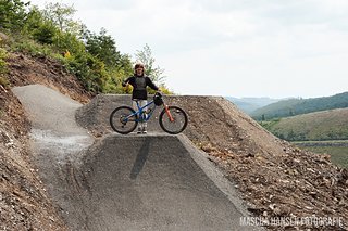 Der gebürtige Australier Oliver Scholey ist einer der hauptverantwortlichen Erbauer der neuen Jolli Jumper-Jumpline Der gebürtige Australier Oliver Scholey ist einer der hauptverantwortlichen Erbauer der neuen Jolli Jumper-Jumpline