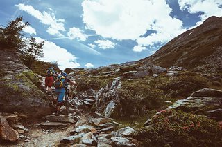 Auch mit dem E-MTB kommt man bei einer Transalp um Schiebepassagen kaum herum.
