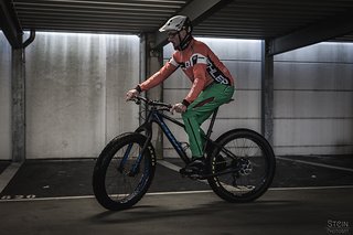 Mit Luftdrücken über 0,8bar lässt sich fat auch schnell und unauffällig über harte schnelle Untergründe bewegen. Über die Sinnhaftigkeit lässt sich nicht streiten, im Gelände machen die Maxis Pneus den besten Job bei 0,5 bar. Mit Luftdrücken über 0,8bar lässt sich fat auch schnell und unauffällig über harte schnelle Untergründe bewegen. Über die Sinnhaftigkeit lässt sich nicht streiten, im Gelände machen die Maxis Pneus den besten Job bei 0,5 bar.
