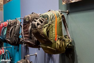 Der Deuter Transalpin Pro Rucksack fasst 28 Liter, während die frauenspezifische SL-Version des Rucksacks über ein Volumen von 26 Litern verfügt.