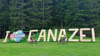 Mit Sachen wie diesen heißen uns die Italiener in Canazei willkommen. Man sieht, wie viel Aufwand und Liebe hinter diesem Event steckt.