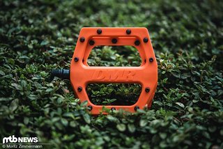 Das DMR V11 Flatpedal. Hier gibts für 49,99 € das schwerste Pedal mit 450 g im Test. Dafür gibts solide Performance und die bewährte Technik des großen Bruders Vault.